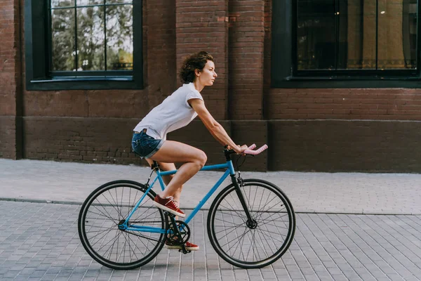 Chica de bicicleta — Foto de Stock