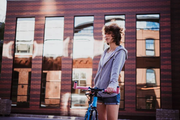 Chica de bicicleta — Foto de Stock