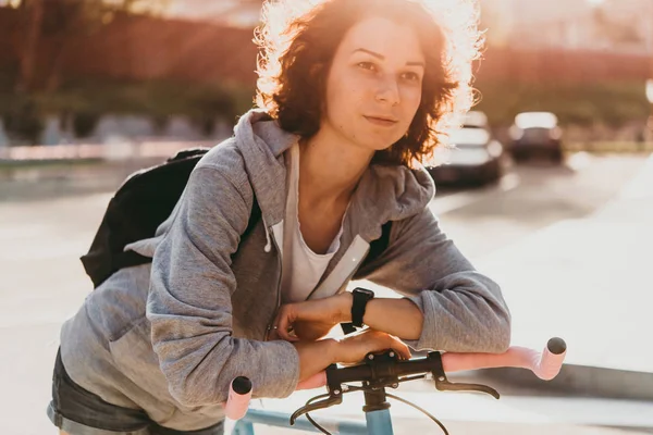 Девушка-велосипедист — стоковое фото