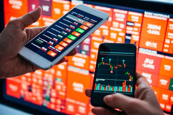 Traders Financial Analysts Checking Recent Stock Exchange Trends Using Smartphones — Stock Photo, Image