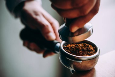 Dış müdahale kullanarak çekilmiş kahve Barista presler