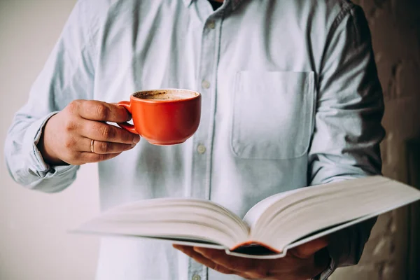 Una Persona Che Prende Una Tazza Caffè Legge Libro Caffè — Foto Stock