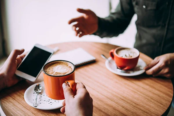 Dos Personas Discutiendo Proyectos Negocios Una Cafetería Mientras Toman Café — Foto de Stock