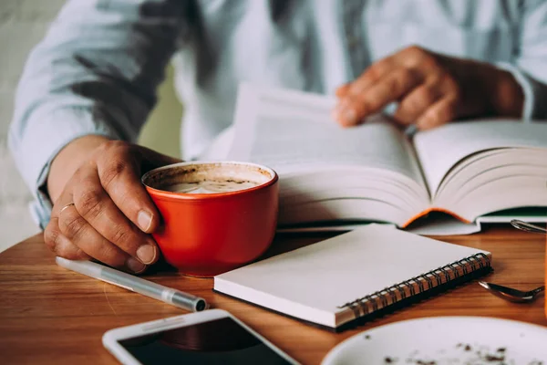 Una Persona Tomando Una Taza Café Leyendo Libro Café —  Fotos de Stock