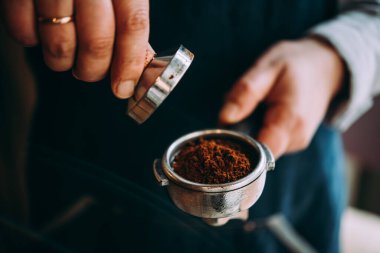 Dış müdahale kullanarak çekilmiş kahve Barista presler