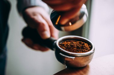 Dış müdahale kullanarak çekilmiş kahve Barista presler