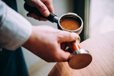 Dış müdahale kullanarak çekilmiş kahve Barista presler