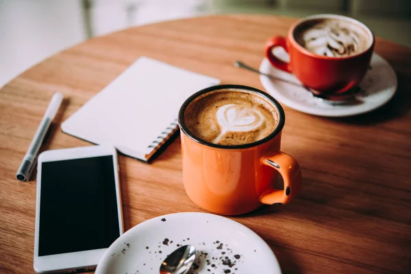 Uma Xícara Cappucino Smartphone Notebook Uma Mesa Madeira Café — Fotografia de Stock