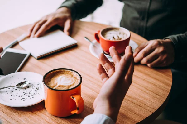 Δύο Άτομα Συζητούν Επιχειρηματικά Σχέδια Ένα Καφέ Ενώ Πίνουν Καφέ — Φωτογραφία Αρχείου