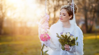 Sarı gelin güneşin parlak ışınları düğün hızıyla üzerinde süslemeleri hayran.