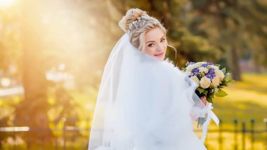 Parlak güneşin doğada mutlu gelin.