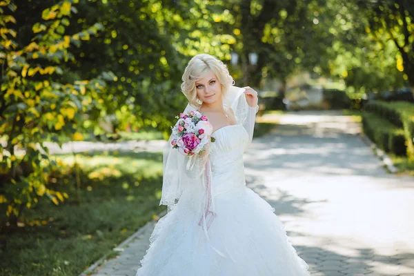 Seorang pengantin muda yang tidak bersalah membanggakan kecantikannya di taman kota . — Stok Foto