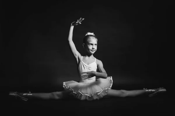 En ung unga ballerina sitter på golvet. — Stockfoto