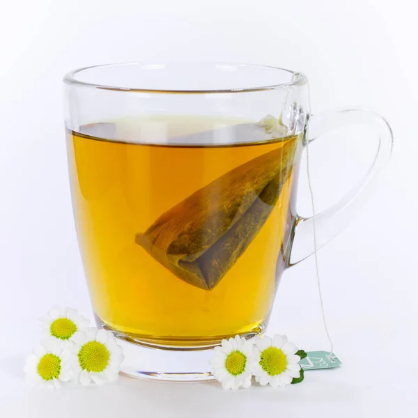 Té de manzanilla con bolsita de té en una taza — Foto de Stock
