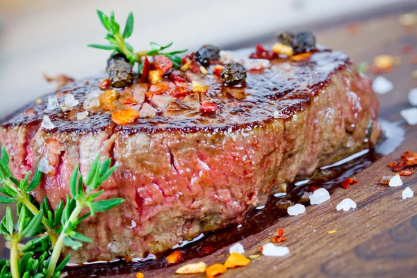 Közepes sült steak — Stock Fotó