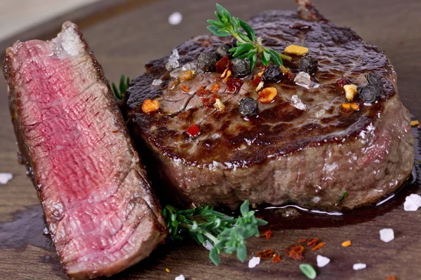 Střední grilovaný biftek — Stock fotografie