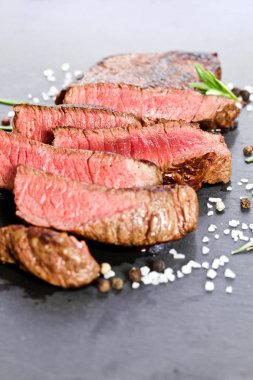 orta az pişmiş ızgara biftek dilimlenmiş