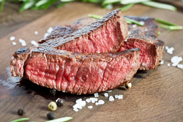 Bife grelhado raro médio fatiado — Fotografia de Stock