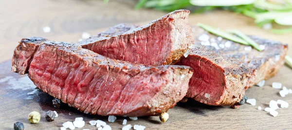 Vágott fel a közepes ritka sült steak — Stock Fotó