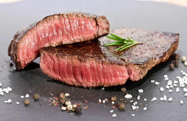 Mittelseltenes gegrilltes Steak in Scheiben geschnitten lizenzfreie Stockbilder