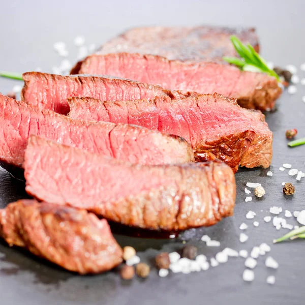 Medium gegrilde biefstuk met kruiden — Stockfoto