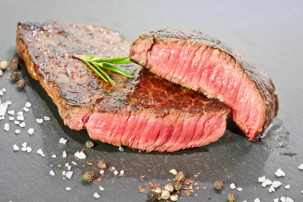 Mittleres Steak vom Grill mit Salz und Pfeffer Stockbild