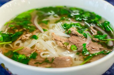 Sığır çorbası pho bo çorbası, Vietnam mutfağı, ilk tabak erişte ve sebze çorbası, yakın plan. Sokak yemeği.
