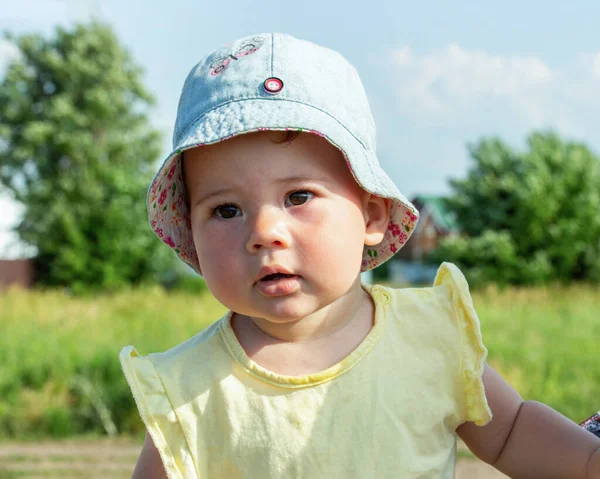 Портрет ребенка в летней одежде и панаме. Маленькая белая девочка 10 месяцев — стоковое фото