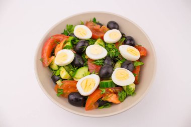 Bıldırcın yumurtalı salata domates salatalıklı zeytin yeşili. Taze sebze karışımı, Akdeniz mutfağı. Yumurta ve sebze salatalı tabak.