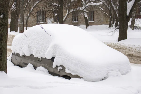 Пассажирский вагон полностью скрыт под толстым слоем снега. Зима, улица, машина погребена под сугробом — стоковое фото
