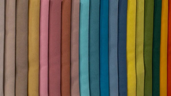 Tiras multi-coloridas de tecido, amostras de material têxtil. Malha de lã macia, uma paleta de tons de cor — Fotografia de Stock