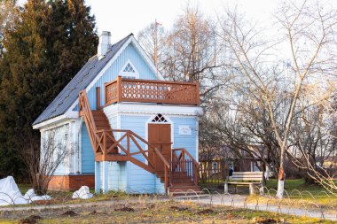 21-11-2019, Moskova bölgesi, Rusya. Konuk köy evi, ünlü Rus yazar Anton Chekhov burada yazmış. Harici merdiveni olan küçük ahşap bir yazlık.