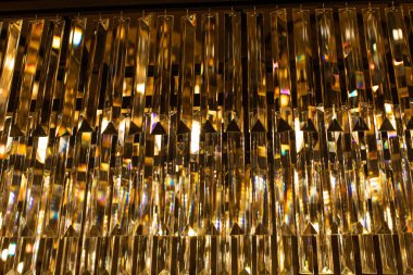 Soyut arka plan, aydınlatma dokusu, parlak ışık. Dikdörtgen şeffaf kristal levhalar, cam prizmalardaki ışığın kırılması ve yansıması