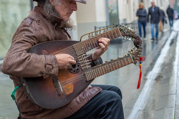 12-10-2019, Moskou, Rusland. Een straatmuzikant met een ongewone gitaar speelt voorbijgangers in de stijl van Russische folk. Het enige Sadora-instrument ter wereld. — Stockfoto