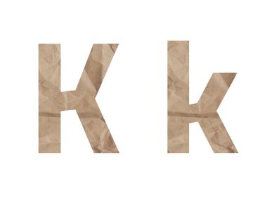 K harfi alfabe yazı tipi beyaza izole edilmiş. Buruşuk ambalaj kağıdı desenli efekt, çatlak morarması. Kağıt büyük harf küçük harf dilini ayır