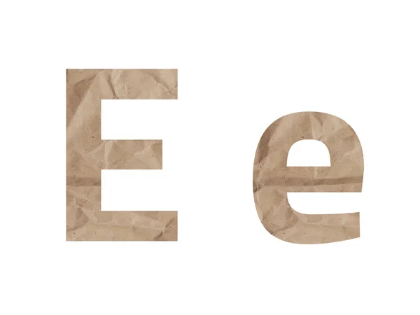 Levél E betűtípus ábécé Lettring isolated on white. Gyűrött csomagolópapír texturált hatás, gyűrődés. Izolált papír nagybetűs kisbetűs latin angol nyelv — Stock Fotó