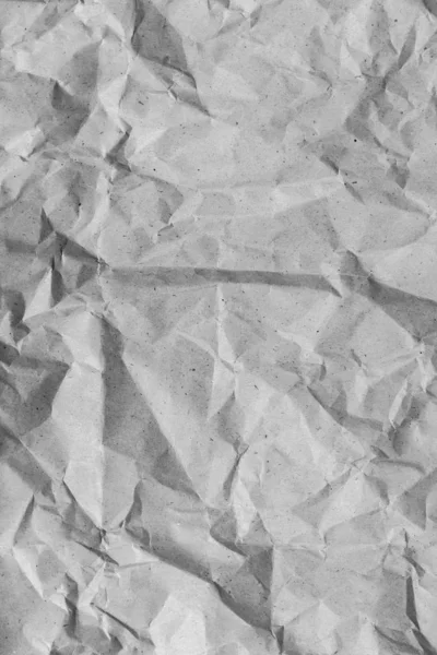 Текстура скомканной коричневой бумаги чёрно-белая. Смятый синяк неровные складки текстурированный эффект, фон — стоковое фото
