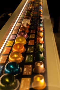 Moskova, Rusya - 01 Aralık 2019: Nespresso kahvesinin değişik çeşitleri. Küçük Nespresso kahve kapsülleri, büyük Vertuo ve küçük orijinal kapsüller.