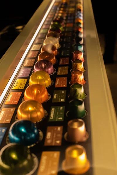 Moskova, Rusya - 01 Aralık 2019: Nespresso kahvesinin değişik çeşitleri. Küçük Nespresso kahve kapsülleri, büyük Vertuo ve küçük orijinal kapsüller.