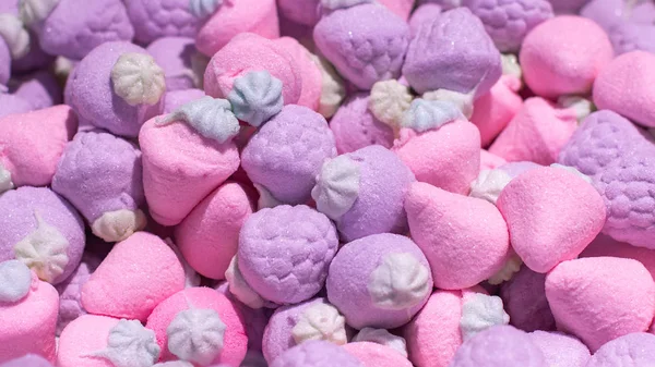 キャンディマーマレードのマシュマロピンクライラックはラズベリーストロベリーベリーの形をしています。背景食品 — ストック写真
