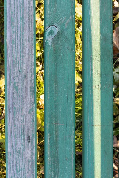 Planches peintes en bois vert avec un trou. Texture fond fond fond d'écran papier peint, vieux conseil en bois avec peeling peinture — Photo