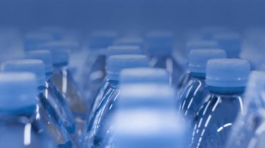 Arka plandaki defocus plastik su şişeleri. Yılın Rengi: 2020 Klasik Mavi Arkaplan Arkaplan Kağıdı, Moda Mavi Renkli Fotoğraf