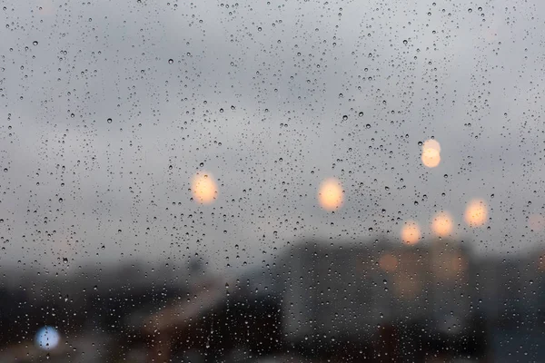 Raindrops downpour on the window, bad weather. Background backdrop, large drops of water on the glass — Stock Photo, Image