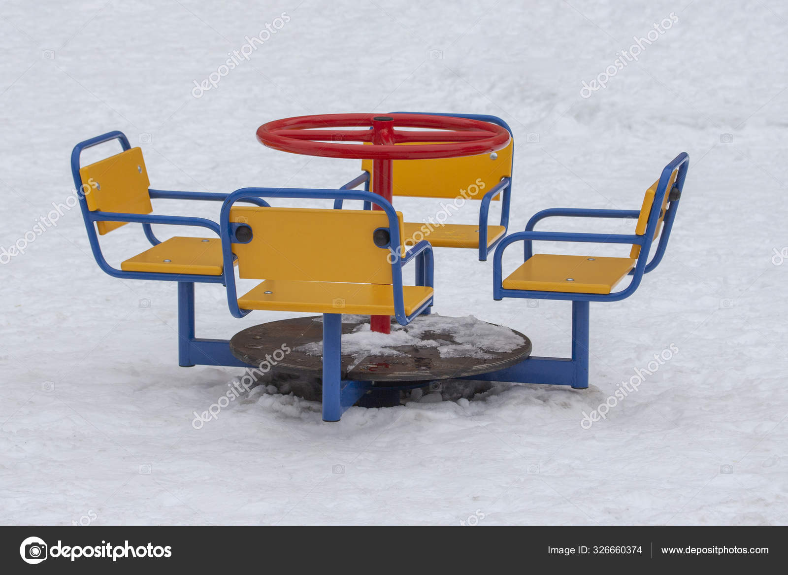 Banco de madera en el parque — Foto de stock © OlaKorica #326660374