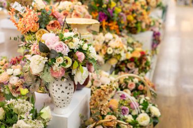 İç dekorasyon, yapay gül çiçekleri, büyük bir buket pembe beyaz sahte gül. Çiçekçi, yapraklı güzel bir buket çiçek. Tasarım için arkaplan kartı.