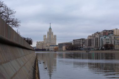 Moskova, Rusya - 7 Ocak 2020: Moskova Nehri 'nin Kotelnicheskaya seti üzerindeki eski Stalin gökdeleni, nehir seviyesinden manzara. Toprağın granit desteği, berrak kış gökyüzü