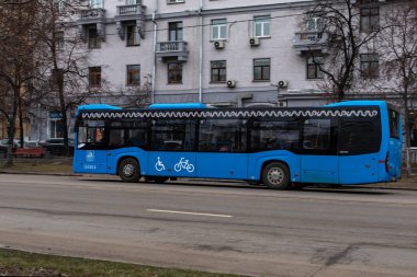 Moskova, Rusya - 7 Ocak 2020: Moskova şehri ulaşım mavisi, bir şehir caddesinde halk otobüsü. Mosgoran logosuna sahip büyük mavi bir otobüs.