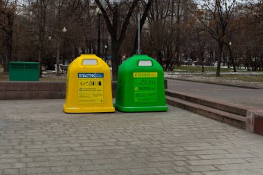 Moskova, Rusya - 7 Ocak 2020: Ayrı çöp toplama ve atık ayıklama konteynerleri. Plastik ve cam için büyük sarı bir tank. İşlem için malzemelerin toplanması için boks