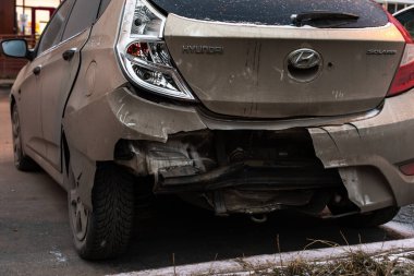 Moskova, Rusya - 29 Aralık 2019: Hyundai Solaris arabası kırılmış bir tampon yakın çekimi. Araba kazasının sonuçları, buruşmuş bir araba cesedi.
