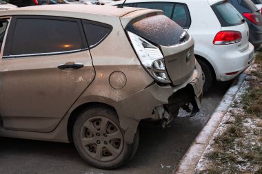 Moskova, Rusya - 29 Aralık 2019: Kazadan sonra Hyundai Solaris 'in arabası, yakın çekimde kırılmış. Kırık Hyundai, arka tamponu parçalanmış bir Kore arabası.
